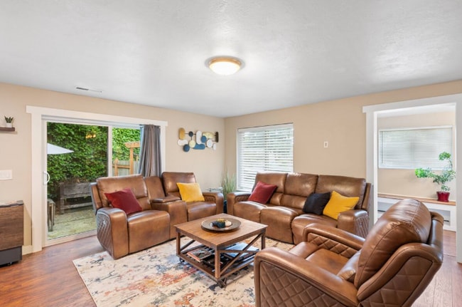 Building Photo - 9810 NE 3rd St