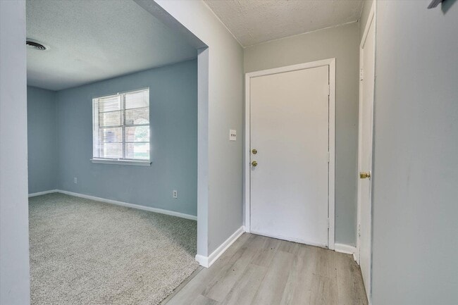Building Photo - 2408 Southdale Dr