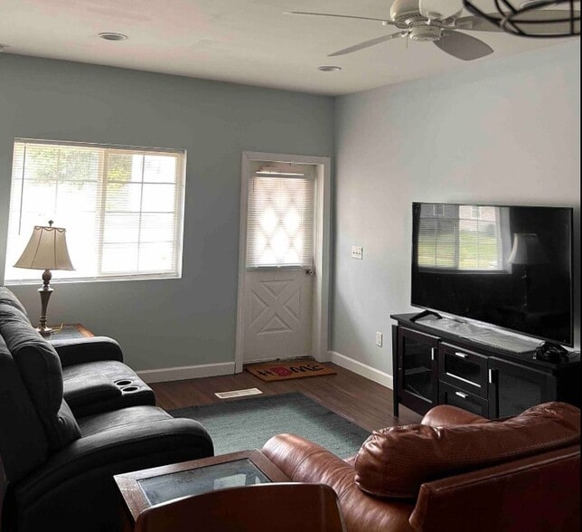 Building Photo - 1211 W 6th St