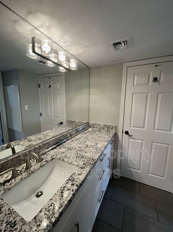 Building Photo - 8500 E Indian School Rd