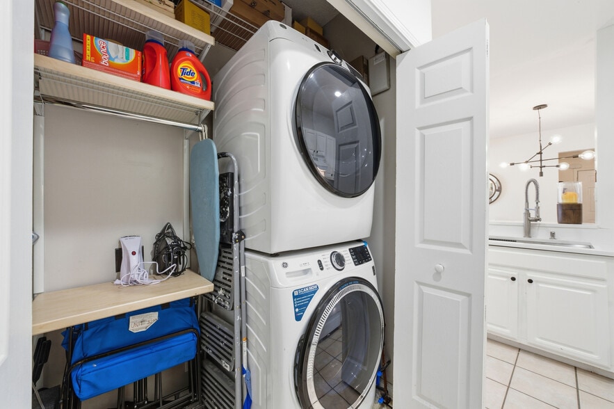 Building Photo - 955 Juniper St NE