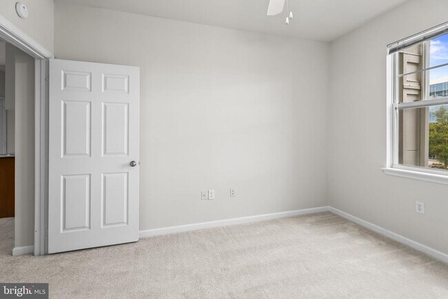 Building Photo - 12929 Centre Park Cir