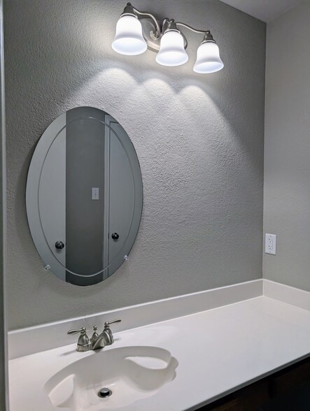 Primary Bath - 525 Oxford Loop