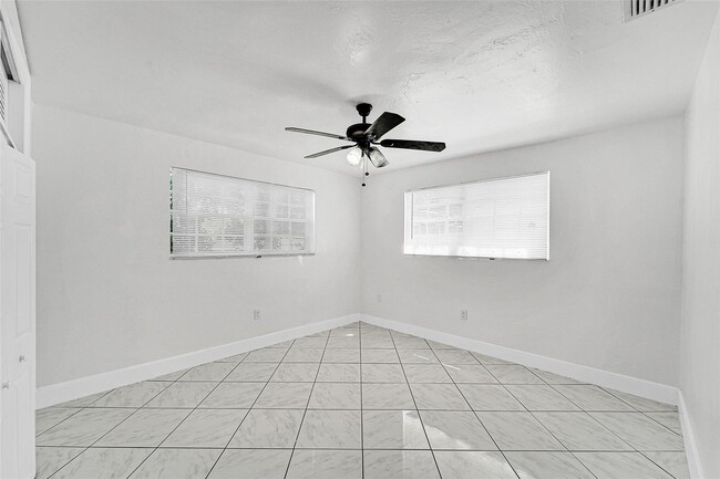 Building Photo - 7251 Grandview Blvd