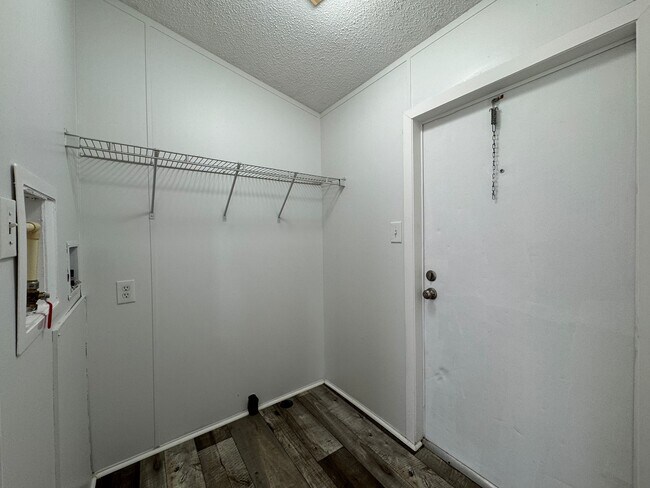Building Photo - 16206 Wood Dr
