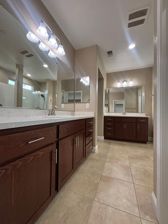 Building Photo - Modern 4BD Home in Brighton Landing | Solar | Bed & Bath Downstairs