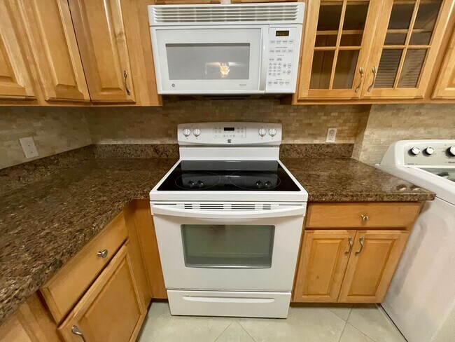 Building Photo - ANNUAL RENTAL - LAKEWOOD 1 BED/1 BATH WITH CARPORT