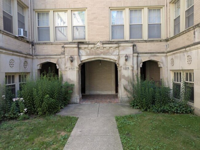 Building Photo - 2 bedroom in CHICAGO IL 60626