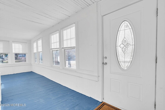 Building Photo - 104 Bank St