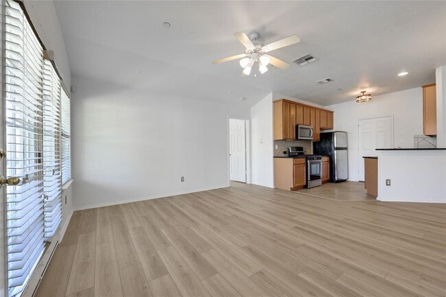 Building Photo - 9201 Brodie Ln