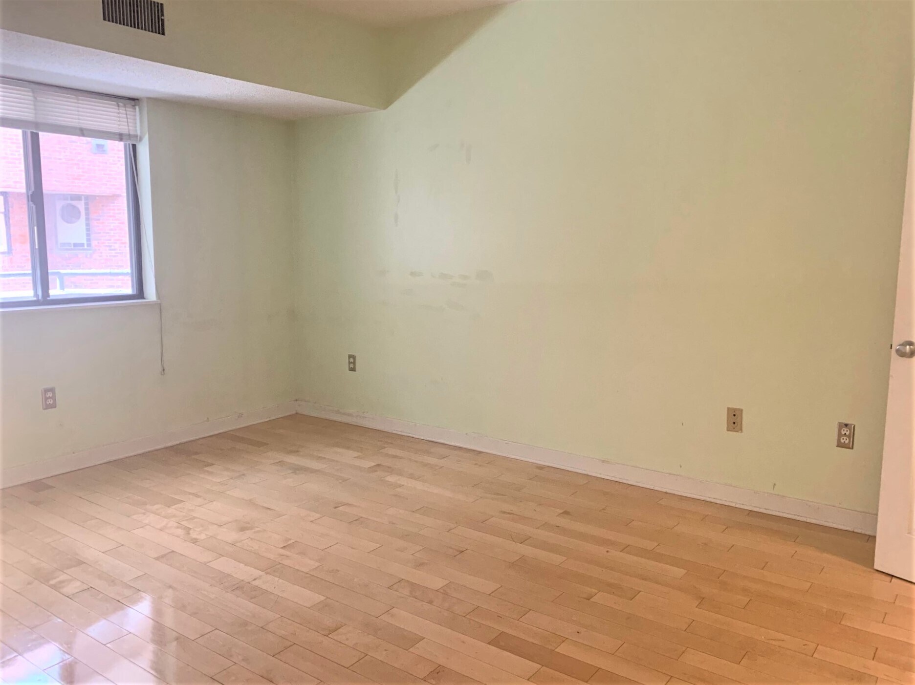 Building Photo - 147 Kelton St