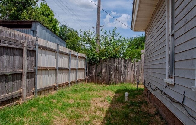 Building Photo - Must See 2-Bedroom Home!!