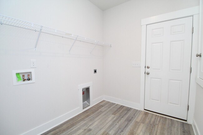 Building Photo - Don’t Miss This 4BR Home — 3-Car Garage, Modern Interior, Open Layout & Community Pool in Prime 9...