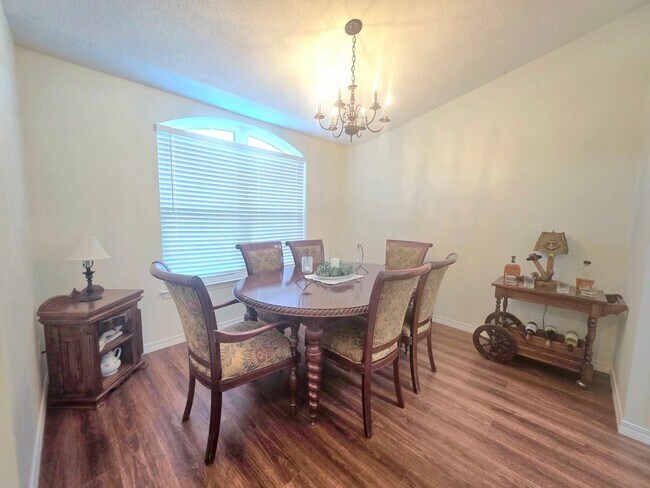 Building Photo - Inviting Woodridge Manor 3/2 Home with Fireplace and Fenced Yard