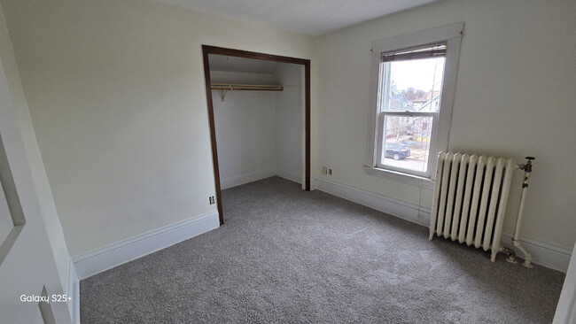 Building Photo - 6 Bed 2 bath FRESH PAINT - Single Family H...