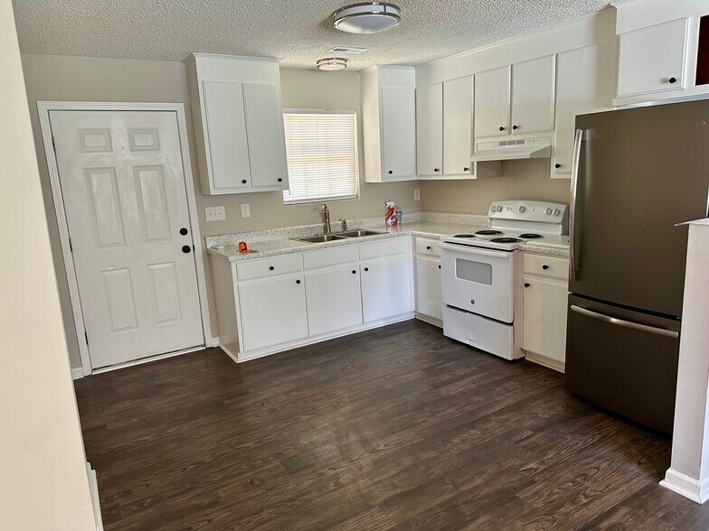 Building Photo - 208 Sunnyside Dr