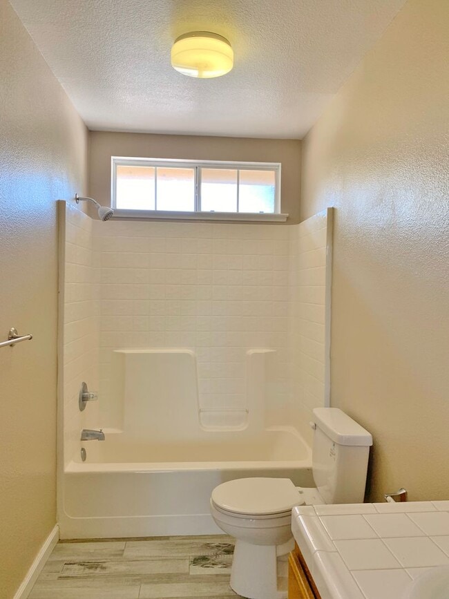 Building Photo - 4 Bedroom Home in Hollister  - No App Fee