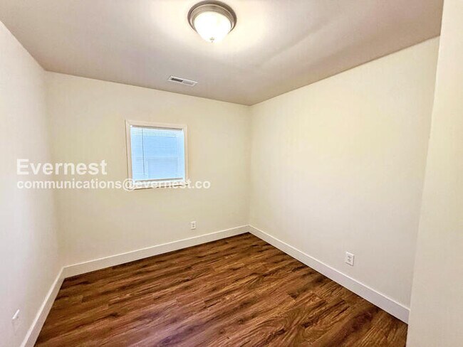 Building Photo - 205 9th Ave W