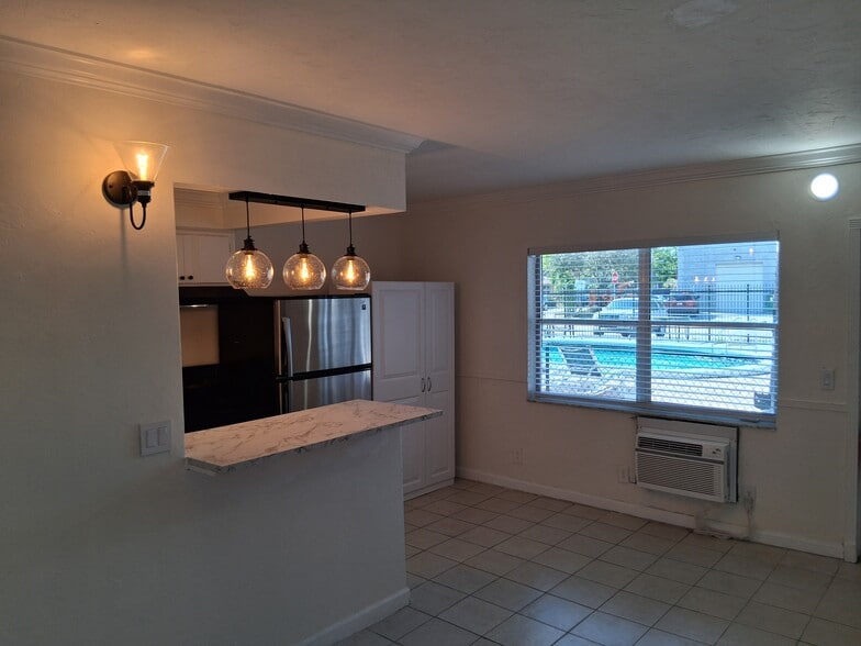 Building Photo - 1100 NE 9th Ave