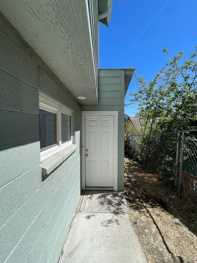 Building Photo - Awesome studio apt downtown with full kitc...