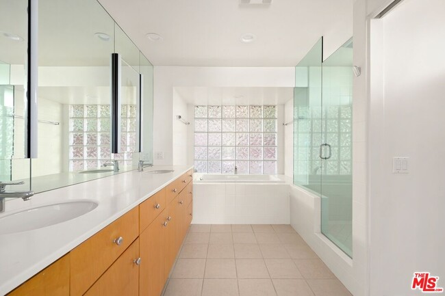 Building Photo - 590 N Tigertail Rd