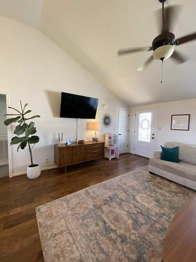 Building Photo - 1053 Castlerock Dr