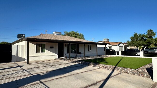Building Photo - Renovated 4 Bedroom, 2 Bathroom Home in a Prime Phoenix Location!
