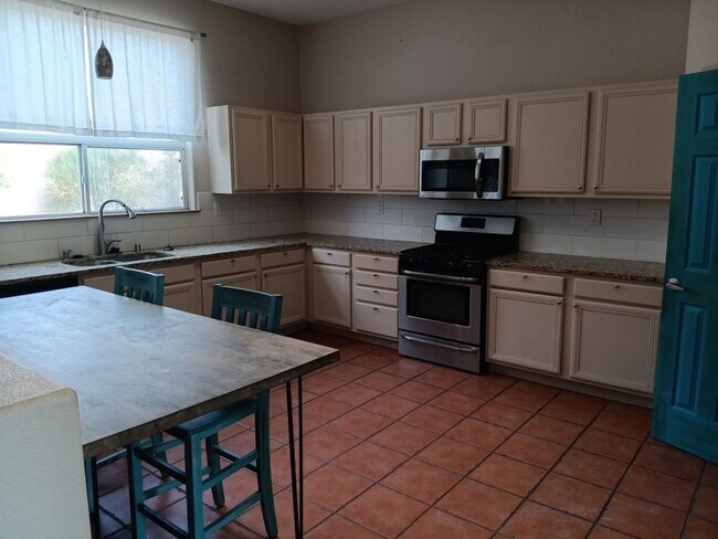 Building Photo - 3 Bedroom, 2.5 Bathroom Home! Schedule a Showing Soon!