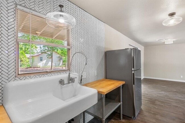 Building Photo - 5302 Robinsdale Ln