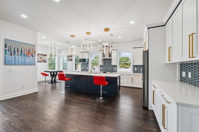 Building Photo - 8605 Inwood Dr