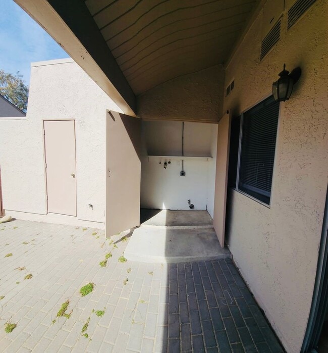 Building Photo - Renovated 3-bedroom townhouse in Todd Ranch with garage and spacious yard