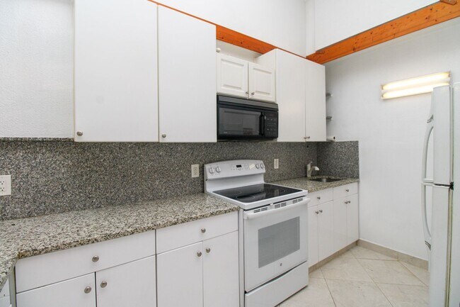 Building Photo - ANNUAL UNFURNISHED ** Wiggins Pass West **...