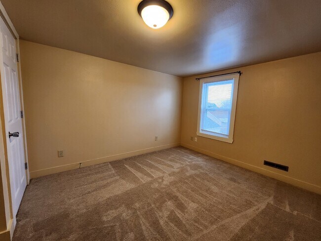 Building Photo - Large 4-Bedroom Home with a Spacious Layout.