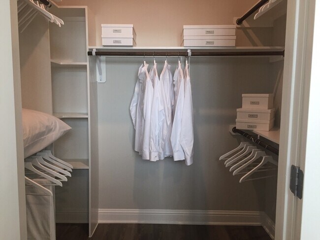 Building Photo - Live in Luxury: 2-Bed, 2-Bath Steps from D...