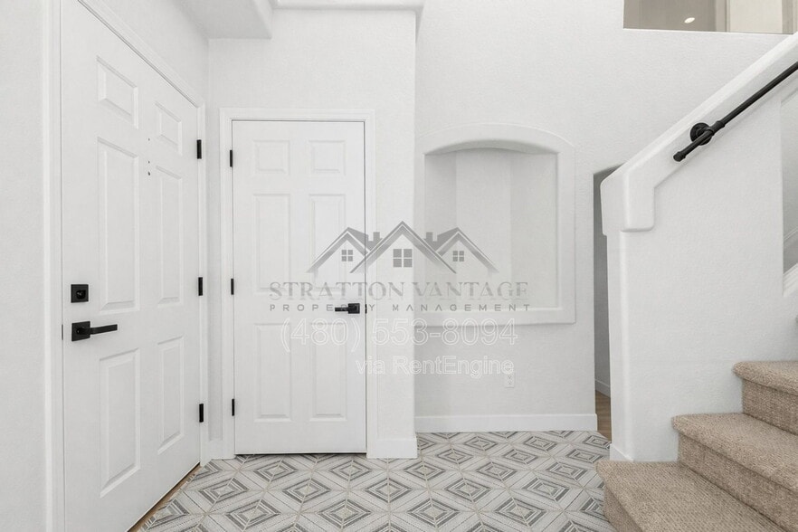 Building Photo - 1005 E Stirrup Ln