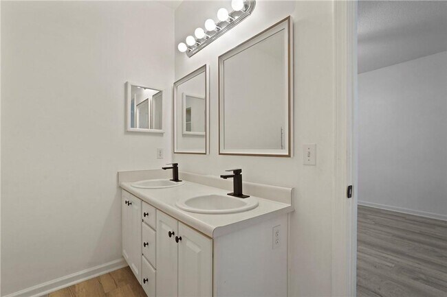 Building Photo - Spacious 3-Bedroom Townhouse in Prime Savannah Location, Move-in Special: FREE RENT for December!!