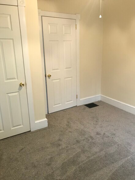 Building Photo - 13 Oak Ave