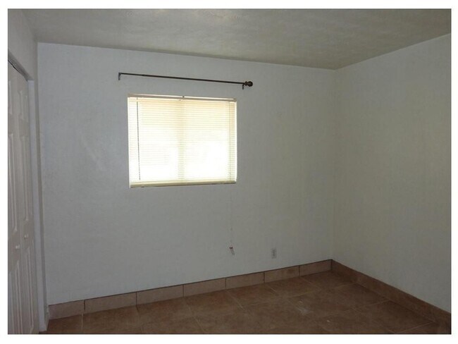 Building Photo - 3027 W San Miguel Ave