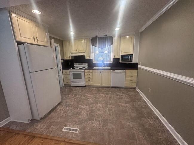 Building Photo - 150 Bernard Ct