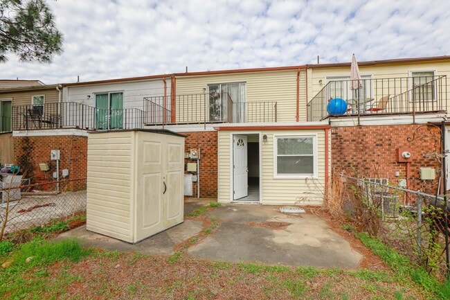 Building Photo - Bright, Updated & Prime Location!