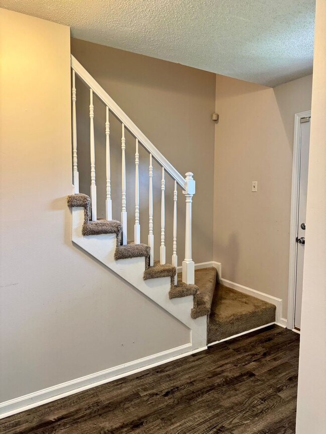 Building Photo - Great Location!!3 Bed/2.5 Bath near exit 1...