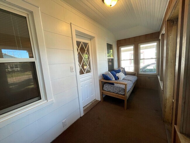 Building Photo - 212 E Washington St