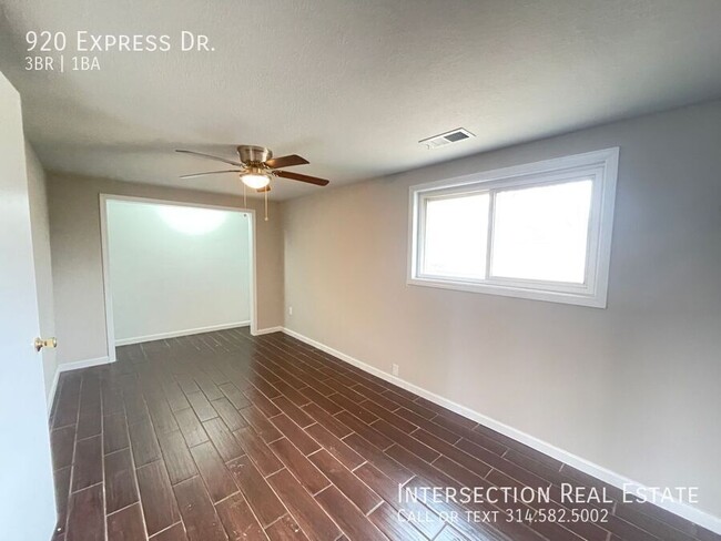 Building Photo - 920 Express Dr