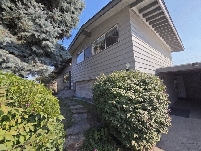 Building Photo - 3Bedroom, 2.5 Bath Mid Century Modern Home...