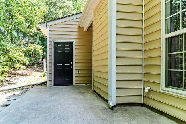 Building Photo - Move-In Ready End-Unit Townhome with Two Private Suites in the Heart of Rolesville!