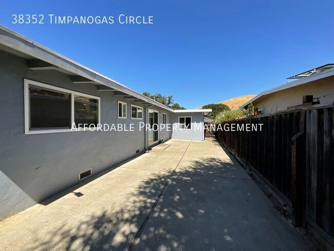 Building Photo - 38352 Timpanogas Cir