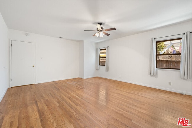 Building Photo - 3016 Greenfield Ave
