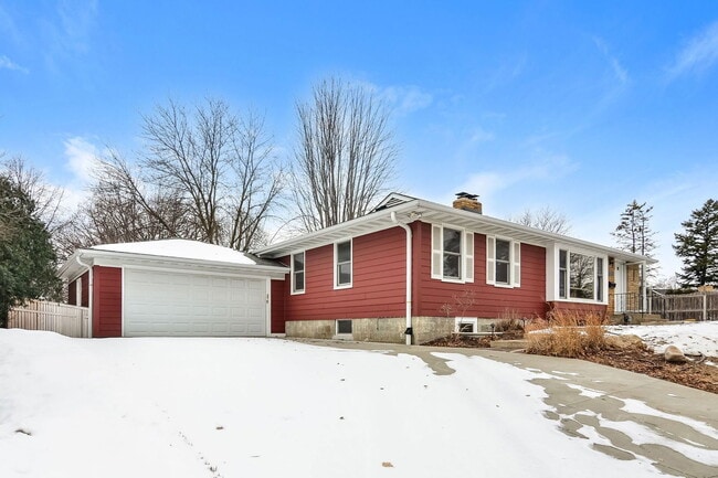 Building Photo - 2420 Sumter Ave S