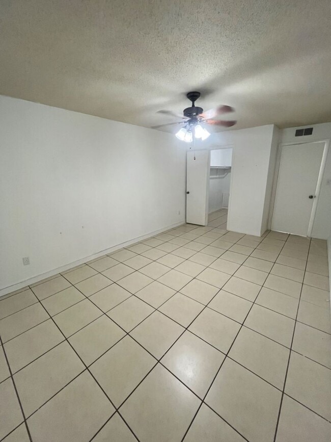 Building Photo - Nice 1/1 apartment  - move in now no rent till January