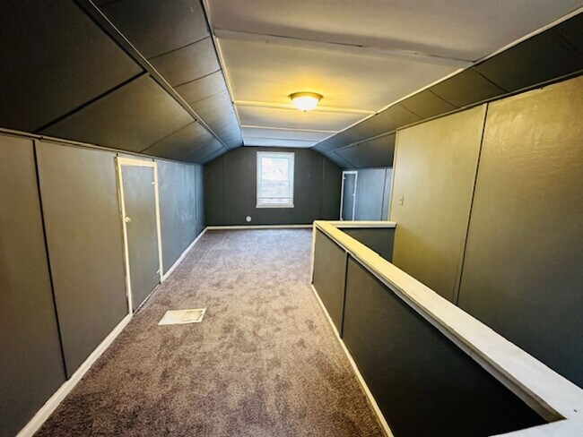 Building Photo - 3 Bedroom 1 Bath For Lease -Section 8 Ready